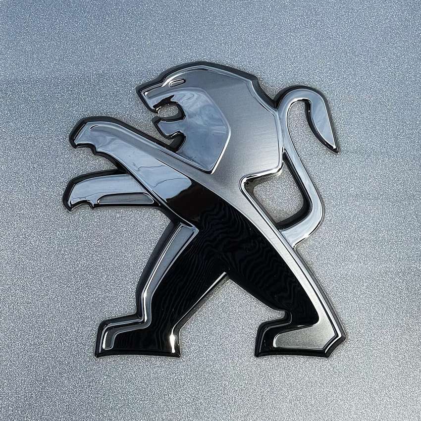 Logo Peugeot 2010 : lion debout chromé en relief